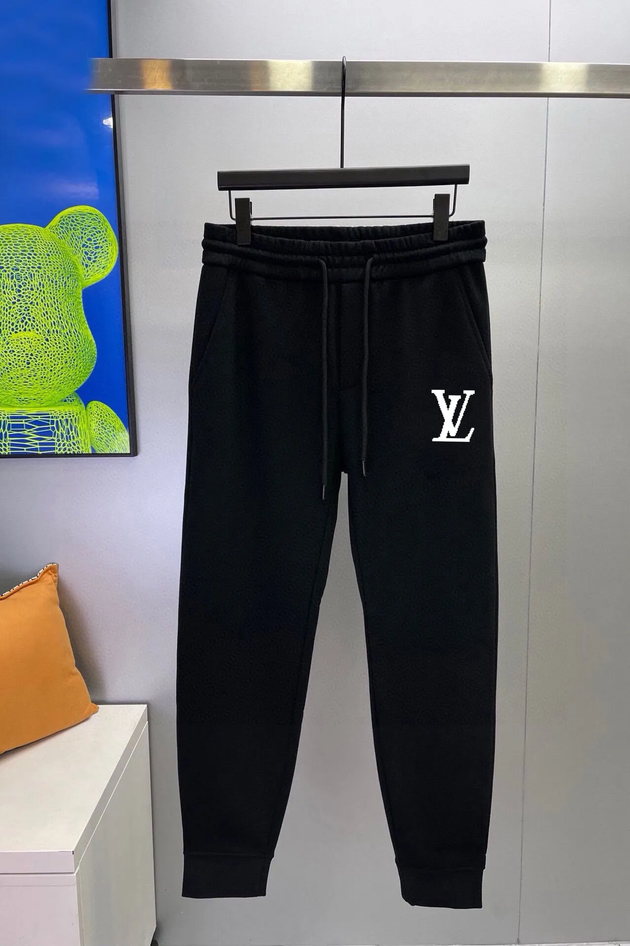 🅿️400 [LV Louis Vuitton] (Fat Man Gospel) hot-selling suit is coming. Focus on the original version of the official website. 2025 new hot-selling cardigan sweater suit. The original order is the best 🇭🇰. It is the meticulous work of top designers for a fitting and perfect upper body effect. 100% natural high-quality Roman cotton, close-fitting comfort, noble and elegant! Original hardware embodies elegance and nobility! Counter size: M-5XL (maximum wear up to 220 pounds)